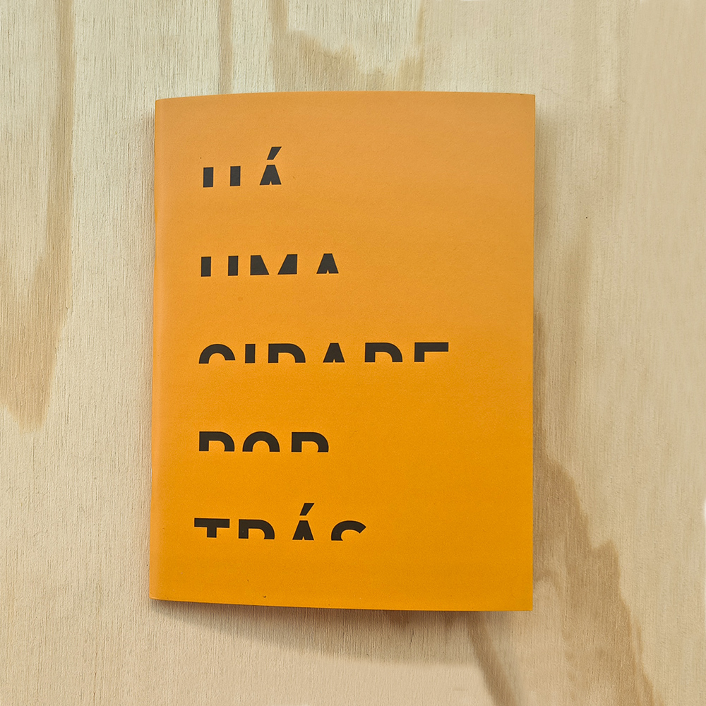 Há uma cidade por trás