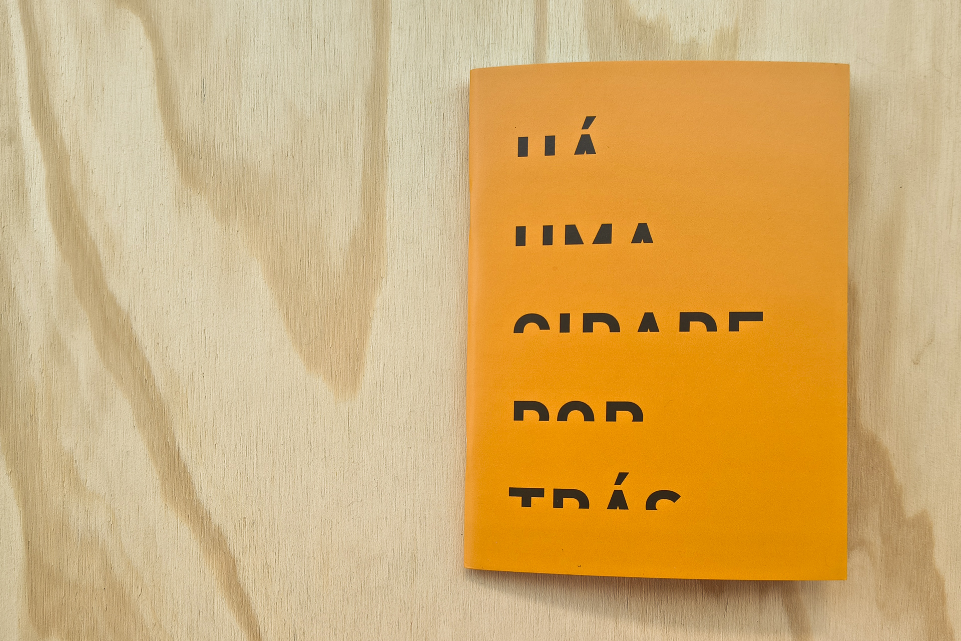 Há uma cidade por trás